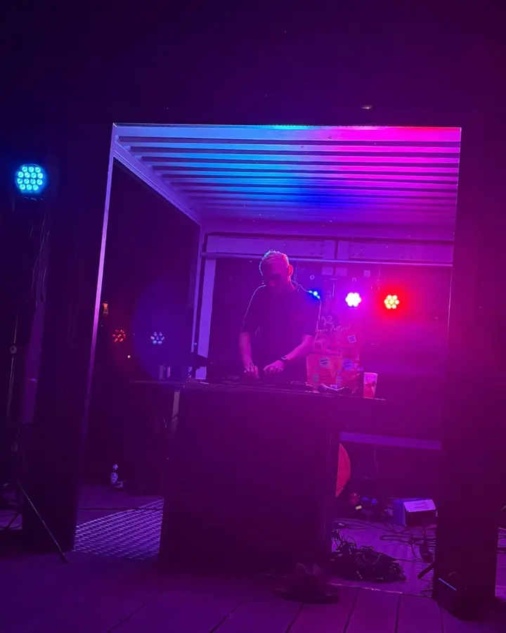 Lichtatmosphäre bei einem Auftritt von DJ Echo Noir